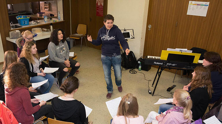 Franny Fuchs beim Probentag mit den jungen Sängerinnen von 'Chorisma'. Foto: Björn Hein       -  Franny Fuchs beim Probentag mit den jungen Sängerinnen von 'Chorisma'. Foto: Björn Hein