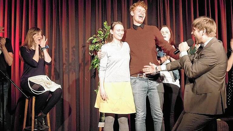 Diesmal gab es beim Poetry Slam im Bildhäuser Hof zwei Sieger. Konzentriert zuhören, das ist die Aufgabe der Zuhörer bei dem Dichterwettstreit.FOTO: Antonia Kritzer Diesmal gab es beim Poetry Slam im Bildhäuser Hof zwei Sieger. Konzentriert zuhören, das ist die Aufgabe der Zuhörer bei dem Dichterwettstreit.FOTO: Antonia Kritzer