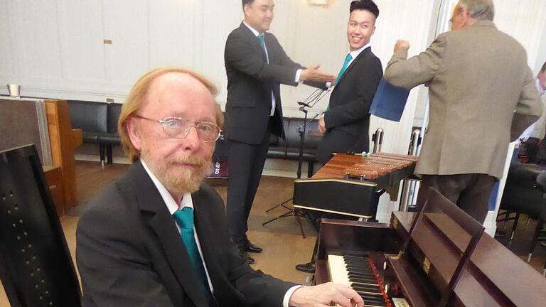 Christoph Staschowski am Harmonium, das beim Stammtisch des Fördervereins für die Staatsbad Philharmonie Bad Kissingen vorgestellt wurde. Thomas Ahnert       -  Christoph Staschowski am Harmonium, das beim Stammtisch des Fördervereins für die Staatsbad Philharmonie Bad Kissingen vorgestellt wurde. Thomas Ahnert