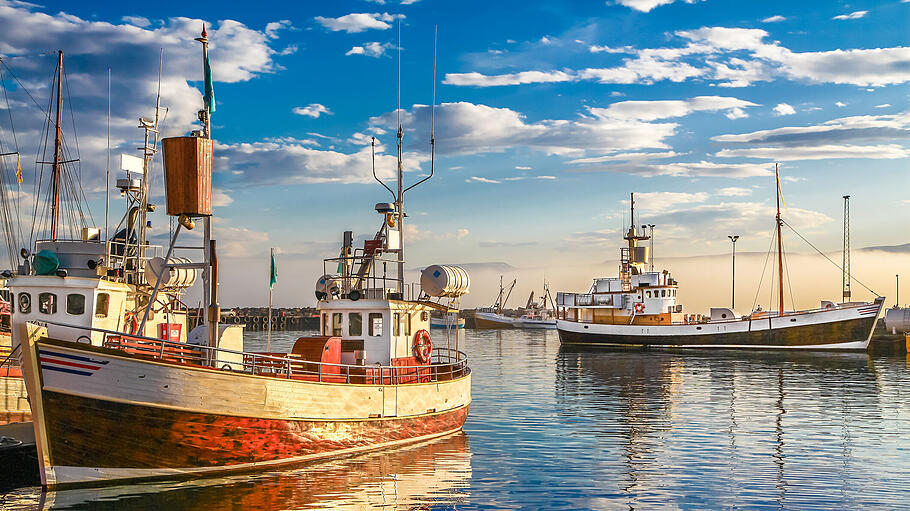 Traditional old wooden fisherman boats in harbor at sunset       -  Auf einem Kutter schippern Brautpaare wortwörtlich in den Hafen der Ehe.