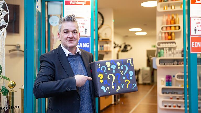 Weil das Geschäft im Lockdown geschlossen ist, muss sich Friseurmeister Andreas Schraud andere Einkommensquellen suchen, um zu überleben. Bei ihm gibt es Gutscheine und sogenannte Mystery-Boxen.