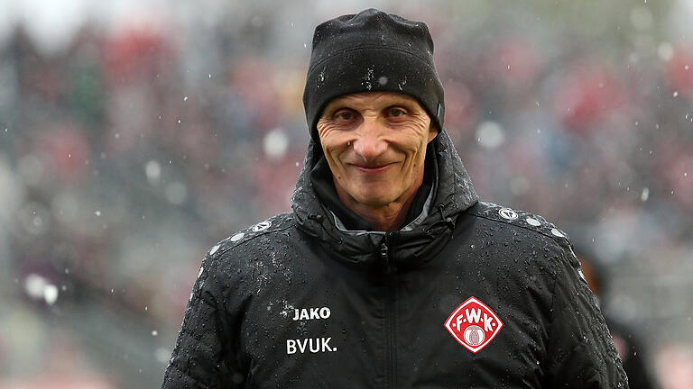 Muss in Braunschweig auf der Tribüne Platz nehmen: Kickers-Trainer Ralf Santelli. Muss in Braunschweig auf der Tribüne Platz nehmen: Kickers-Trainer Ralf Santelli.