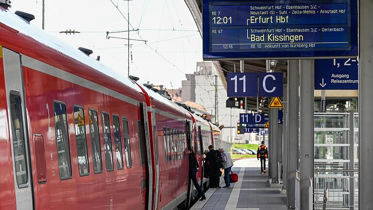 Alle zwei Stunden startet am Würzburger Hauptbahnhof ein direkter Regionalzug in Richtung Erfurt. Die Grünen fordern jetzt mehr. Alle zwei Stunden startet am Würzburger Hauptbahnhof ein direkter Regionalzug in Richtung Erfurt. Die Grünen fordern jetzt mehr.