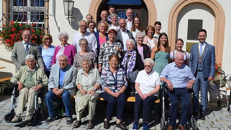 Rechtzeitig zum Auftakt der Gochsumer Kerm war sie da, die Sonne und mit ihr lachten die Ehrenden und Geehrten. Neben den Jubilaren dabei Vorsitzender Hans Jürgen Schwartling (links 2.Reihe), Bürgermeister Manuel Kneuer (rechts 2.Reihe), Altbürgermeisterin Helga Fleischer, zwei derzeitige Planmädchen, 2.Bürgermeister Edwin Hußlein, Gemeinderät/e/innen und Mitglieder des Plantanzvereins. Rechtzeitig zum Auftakt der Gochsumer Kerm war sie da, die Sonne und mit ihr lachten die Ehrenden und Geehrten. Neben den Jubilaren dabei Vorsitzender Hans Jürgen Schwartling (links 2.Reihe), Bürgermeister Manuel Kneuer (rechts 2.Reihe), Altbürgermeisterin Helga Fleischer, zwei derzeitige Planmädchen, 2.Bürgermeister Edwin Hußlein, Gemeinderät/e/innen und Mitglieder des Plantanzvereins.