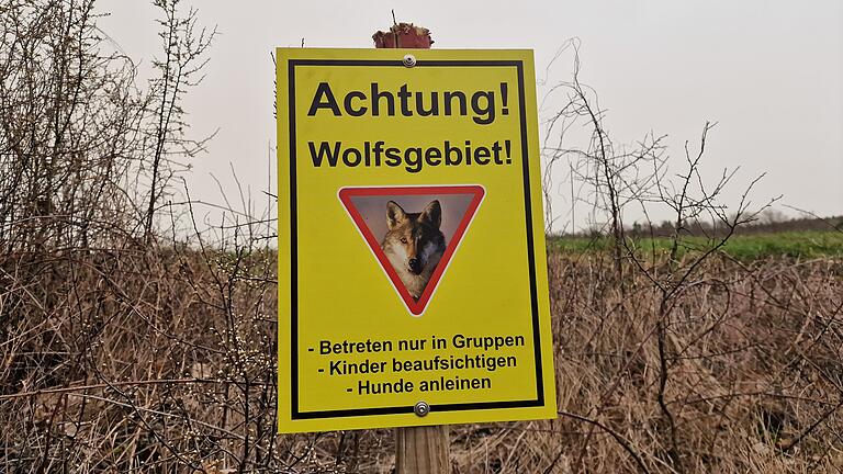 Solche gelben Warnschilder werden aktuell in der Rhön von einer Privatinitiative aufgestellt.       -  Solche gelben Warnschilder werden aktuell in der Rhön von einer Privatinitiative aufgestellt.