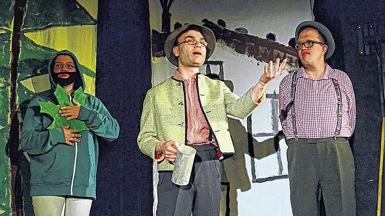 Der Ziegenpeter als Philosoph: Vicky, der sprechende Baum, Paul als Ziegenpeter und Frank als Alm-Öhi im Theaterstück „Und die Heidi gibt es doch!“ Der Ziegenpeter als Philosoph: Vicky, der sprechende Baum, Paul als Ziegenpeter und Frank als Alm-Öhi im Theaterstück „Und die Heidi gibt es doch!“