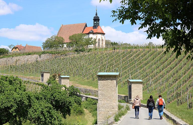 Wer die Ruhe suchte, wanderte am besten den Kreuzweg hoch zur Wallfahrtskirche Maria im Weingarten. Wer die Ruhe suchte, wanderte am besten den Kreuzweg hoch zur Wallfahrtskirche Maria im Weingarten.