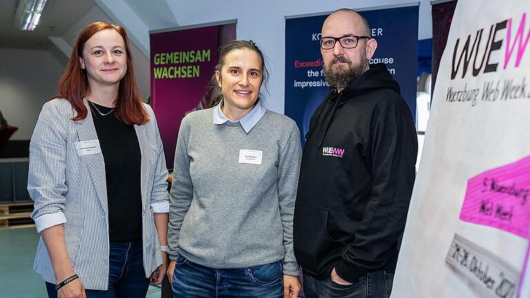 Zum 5. Mal findet die Würzburger WebWeek statt. Das Orga-Team, Frau Franziska Raupach, Ute Mündlein und Alexander Deß stehen am Freitag 14.10.22 in der Stadtbücherei im Falkenhaus in Würzburg. Zum 5. Mal findet die Würzburger WebWeek statt. Das Orga-Team, Frau Franziska Raupach, Ute Mündlein und Alexander Deß stehen am Freitag 14.10.22 in der Stadtbücherei im Falkenhaus in Würzburg.