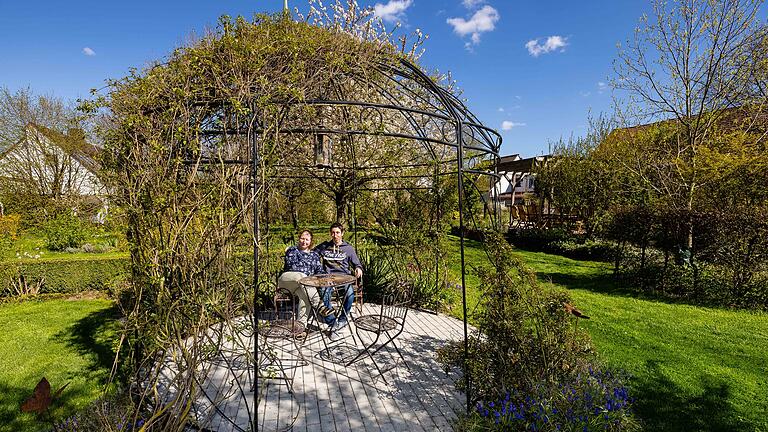 Impressionen aus der 'Bunten Gartenoase' von Sarah und Klaus Scheder, die in Lülsfeld sich ein wahres Naturparadies geschaffen haben.