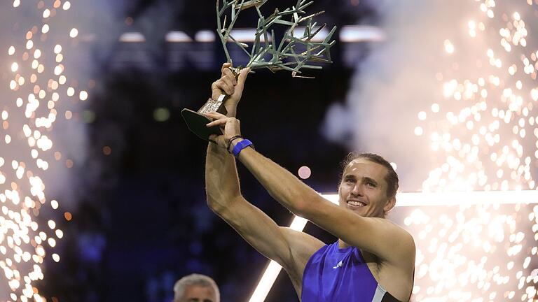 ATP-Tour - Paris       -  Alexander Zverev jubelt über den Turniersieg in Paris.