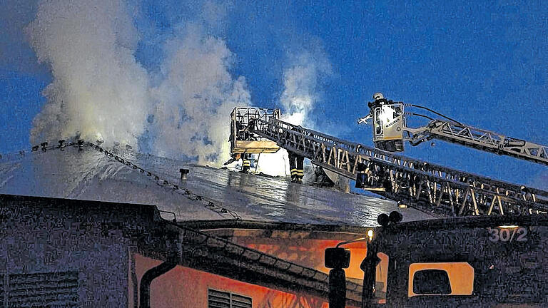 Feuer unterm Dach: Brandbekämpfer im Einsatz an der Diskothek Megadrom. Feuer unterm Dach: Brandbekämpfer im Einsatz an der Diskothek Megadrom.