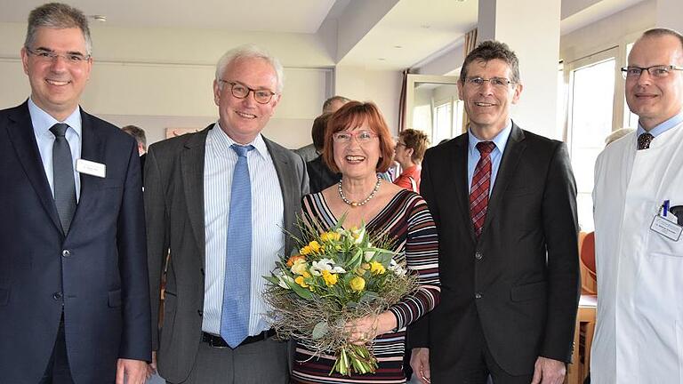 Abschied: (von links): Klinikreferent Gregor Bett, der scheidende Chefarzt Michael Schlenker, Ehefrau Sybille Schlenker, Landrat Thomas Schiebel sowie der ärztliche Direktor des Klinikums, Matthias Schneider. Abschied: (von links): Klinikreferent Gregor Bett, der scheidende Chefarzt Michael Schlenker, Ehefrau Sybille Schlenker, Landrat Thomas Schiebel sowie der ärztliche Direktor des Klinikums, Matthias Schneider.