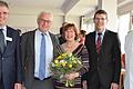 Abschied: (von links): Klinikreferent Gregor Bett, der scheidende Chefarzt Michael Schlenker, Ehefrau Sybille Schlenker, Landrat Thomas Schiebel sowie der ärztliche Direktor des Klinikums, Matthias Schneider.