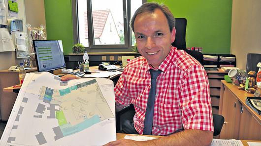 Bürgermeister Matthias Schneider möchte den Vorschlag des Architekturbüros Perleth aus Hambach zur Sanierung und zum Umbau des Viehhofs in Obertheres mit einem Neubau für die Feuerwehr umsetzen und erwartet dazu die Meinung der Bürger in der Bürgerversammlung am 30. September. Bürgermeister Matthias Schneider möchte den Vorschlag des Architekturbüros Perleth aus Hambach zur Sanierung und zum Umbau des Viehhofs in Obertheres mit einem Neubau für die Feuerwehr umsetzen und erwartet dazu die Meinung der Bürger in der Bürgerversammlung am 30. September.
