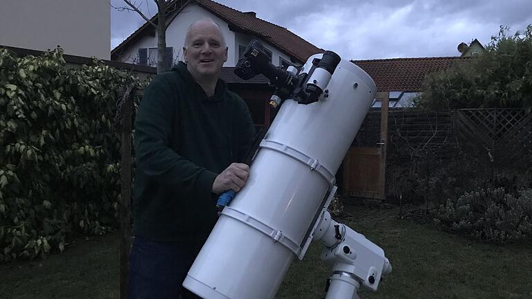 Galaxien im Blick: Der Sternengucker von Thüngersheim       -  Hobby-Astronom Georg Keller baut sein Teleskop im heimischen Garten in Thüngersheim auf.