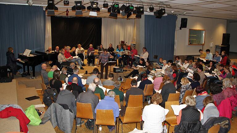 Intensive Probenarbeit für das Chormusical 'Amazing Grace' der Schule für Musik und Tanz im Mittleren Taubertal