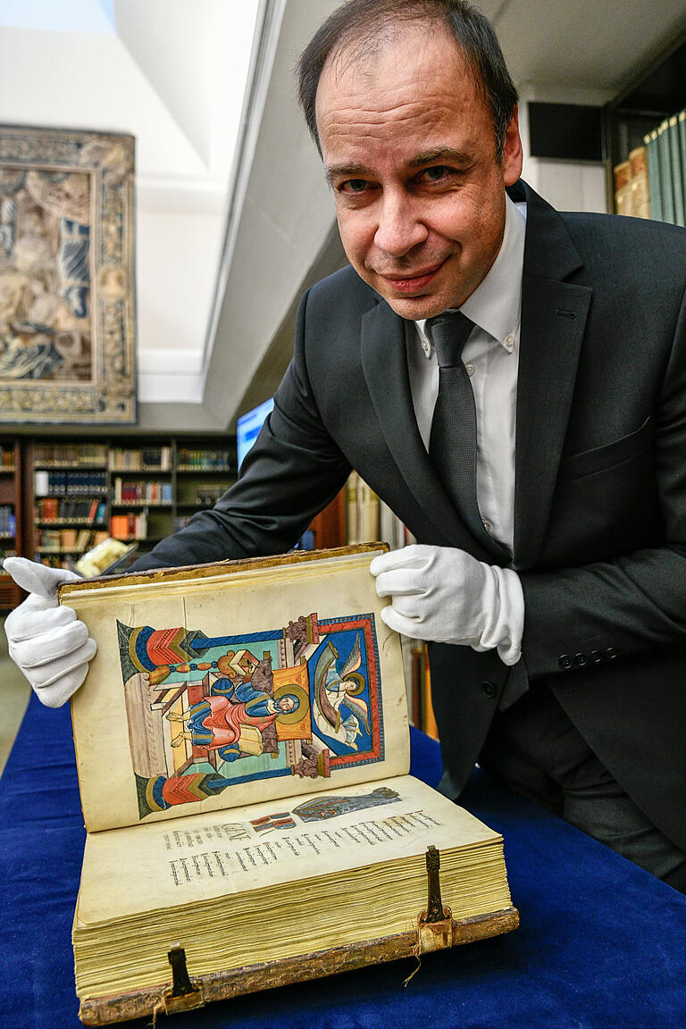 Zeigt zum 400-jährigen Jubiläum der Universitätsbibliothek die größten und bedeutendsten Schätze aus dem Altbestand: UB-Direktor Dr. Hans-Günter Schmidt. Zeigt zum 400-jährigen Jubiläum der Universitätsbibliothek die größten und bedeutendsten Schätze aus dem Altbestand: UB-Direktor Dr. Hans-Günter Schmidt. 