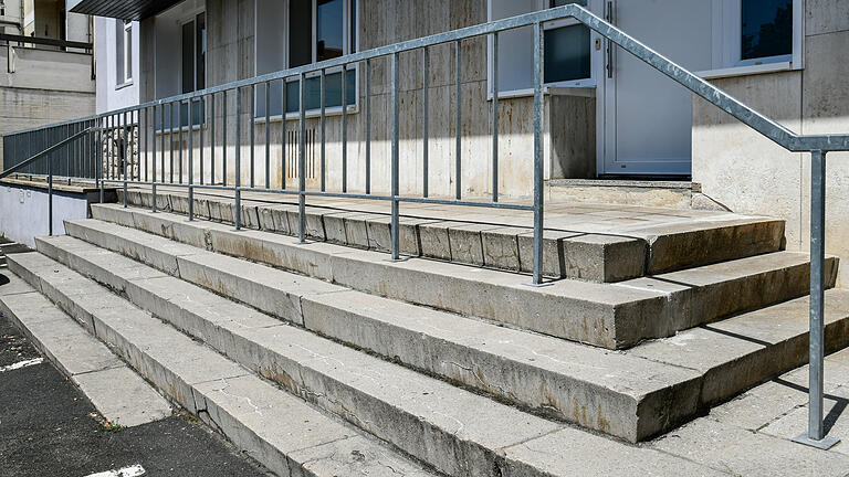 Gefährliche Metallspitzen sind weg - Die Stacheltreppe ist entschärft: Die Metallspitzen auf der Treppe in Würzburger Stadtteil Grombühl wurden am Dienstagvormittag entfernt. Gefährliche Metallspitzen sind weg - Die Stacheltreppe ist entschärft: Die Metallspitzen auf der Treppe in Würzburger Stadtteil Grombühl wurden am Dienstagvormittag entfernt.