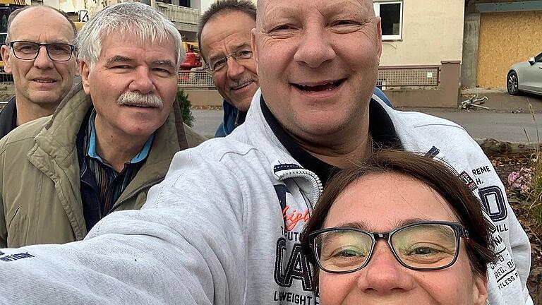 team franken - Mit einem Selfie verewigte Frank Dominik (2. von rechts) das „Team Franken“. Nach dem Aufruf in der Zeitung packten zusammen mit dem Weigenheimer auch Franz, Gerhard, Gottfried und Agatha im Ahrtal tatkräftig mit an. team franken - Mit einem Selfie verewigte Frank Dominik (2. von rechts) das „Team Franken“. Nach dem Aufruf in der Zeitung packten zusammen mit dem Weigenheimer auch Franz, Gerhard, Gottfried und Agatha im Ahrtal tatkräftig mit an.
