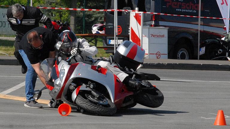 Dass manchmal ein kleines Hindernis zur großen Hürde werden kann, wurde diesem Biker bei seinem Umfaller bewusst gemacht. Dass manchmal ein kleines Hindernis zur großen Hürde werden kann, wurde diesem Biker bei seinem Umfaller bewusst gemacht.
