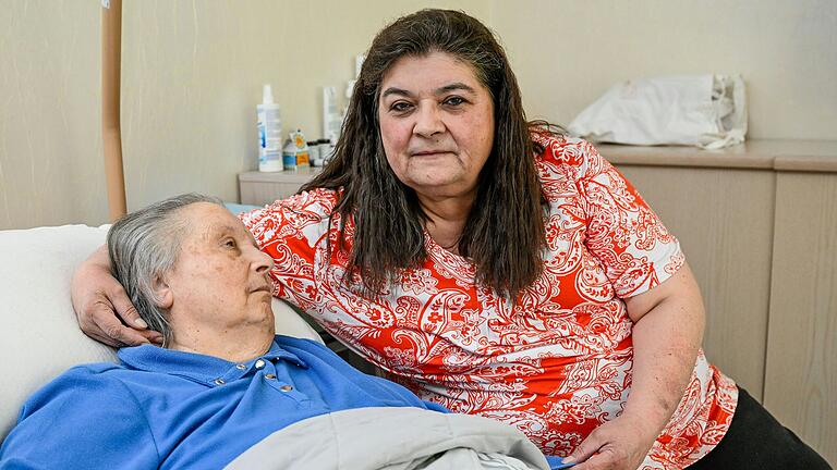 Petra Hoffmann pflegt ihre schwer pflegebedürftige Mutter Christa Hoffmann zu Hause. Die Suche nach einer neuen Hausarztpraxis wurde für sie zur Odyssee. Petra Hoffmann pflegt ihre schwer pflegebedürftige Mutter Christa Hoffmann zu Hause. Die Suche nach einer neuen Hausarztpraxis wurde für sie zur Odyssee.