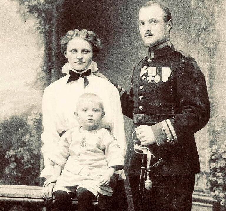 Adelbert und Maria Gümbel mit ihrem Sohn Wilhelm. Die Familie steht für die Mehrheit der Würzburger, die in bescheidenen Verhältnissen lebten. Adelbert und Maria Gümbel mit ihrem Sohn Wilhelm. Die Familie steht für die Mehrheit der Würzburger, die in bescheidenen Verhältnissen lebten.
