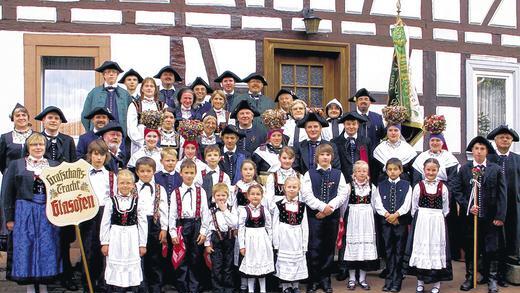 Aktivposten in Unterfrankens Trachtenszene: Die &bdquo;Glasflder&ldquo; mit ihrer Bekleidung aus der früheren evangelischen Grafschaft Wertheim sind seit 60 Jahren eine echte Besonderheit.