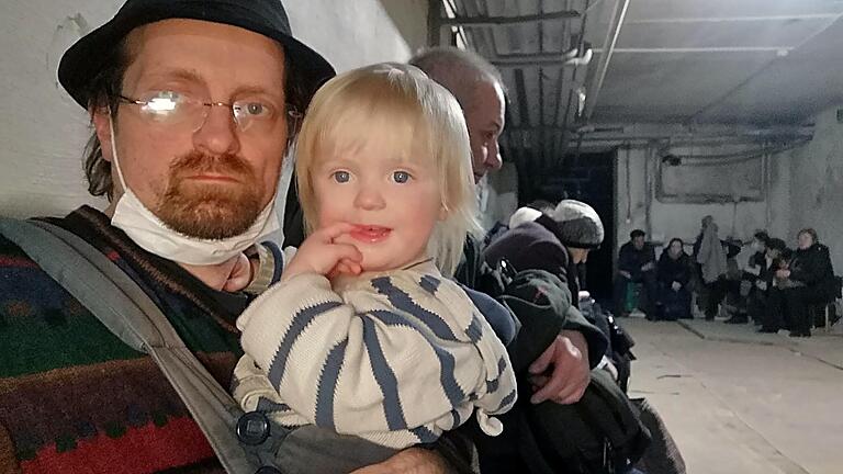 Krieg in der Ukraine: Tobias Weihmann mit seiner zweijährigen Tochter im Luftschutzkeller in Lwiw (Lemberg). Krieg in der Ukraine: Tobias Weihmann mit seiner zweijährigen Tochter im Luftschutzkeller in Lwiw (Lemberg).