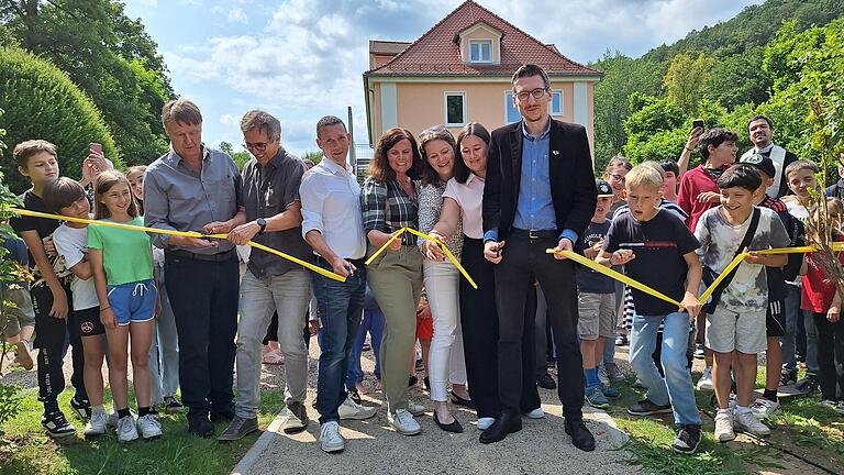 Mehrgenerationenplatz in Bad Brückenau eingeweiht       -  Kaum hatten die Erwachsenen um Bürgermeister Jan Marberg (Mitte) das symbolische Band durchschnitten, stürmten die Kinder den neuen Mehrgenerationenplatz in Bad Brückenau.