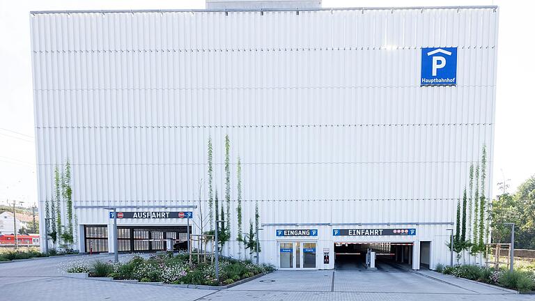 Noch ist die Wand des neuen Parkhauses am Bahnhof weiß und leer. Eine Petition möchte, dass dort künftig ein Bild von Dirk Nowitzki die Würzburg-Besucher begrüßt. Noch ist die Wand des neuen Parkhauses am Bahnhof weiß und leer. Eine Petition möchte, dass dort künftig ein Bild von Dirk Nowitzki die Würzburg-Besucher begrüßt.