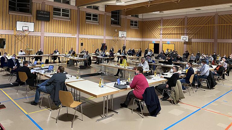 An die 40 Zuhörer kamen am Montagabend zur Volkacher Stadtratssitzung in die Mainschleifenhalle. Der Besuchermagnet waren allerdings weniger die Haushaltsreden als vielmehr die Entwicklung des ehemaligen Baywa-Geländes zum MainQuartier. An die 40 Zuhörer kamen am Montagabend zur Volkacher Stadtratssitzung in die Mainschleifenhalle. Der Besuchermagnet waren allerdings weniger die Haushaltsreden als vielmehr die Entwicklung des ehemaligen Baywa-Geländes zum MainQuartier.