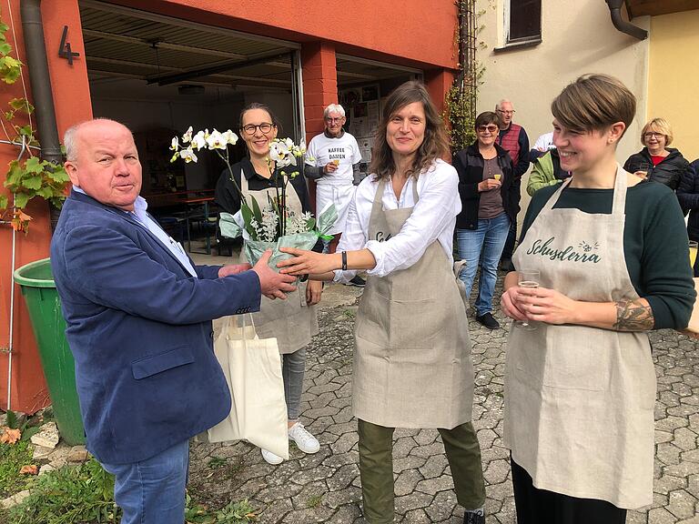 Orchidee zur Ladeneröffnung: Bürgermeister Karl-Heinz Kandler gratuliert Anja Stretz, Susanne Heckelmann und Anette Wipke zur Eröffnung des Unverpacktladens 'Schusderra' in Neubrunn. Orchidee zur Ladeneröffnung: Bürgermeister Karl-Heinz Kandler gratuliert Anja Stretz, Susanne Heckelmann und Anette Wipke zur Eröffnung des Unverpacktladens 'Schusderra' in Neubrunn.