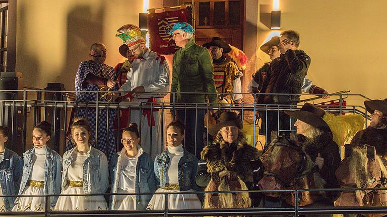 Auf den Stufen vor dem Sitzungssaal übergab Bürgermeister Sven Nickel beim Rienecker Rathausturm den Narren als Symbol für die Machtübernahme den großen Schlüssel.