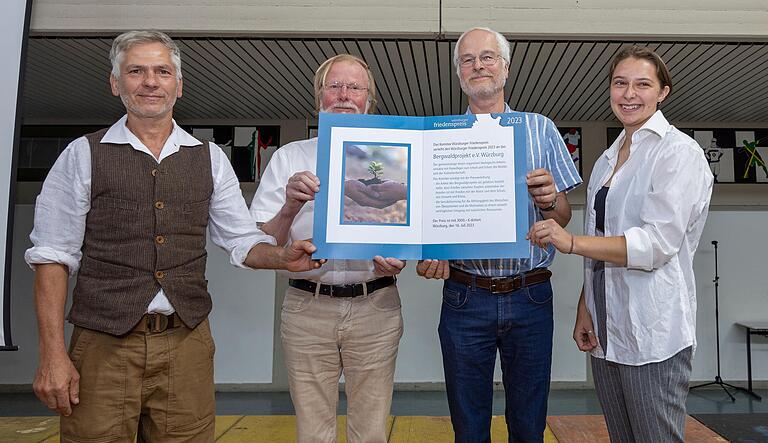 Glückliche Preisträger, v. l. Stephen Wehner (Bergwaldprojekt), Dr. Armin Meisterernst (Friedenspreis-Komitee), Dr. Werner Lick (Friedenspreis-Komitee) und Preisträgerin Greta Buntfuss (Bergwaldprojekt). Glückliche Preisträger, v. l. Stephen Wehner (Bergwaldprojekt), Dr. Armin Meisterernst (Friedenspreis-Komitee), Dr. Werner Lick (Friedenspreis-Komitee) und Preisträgerin Greta Buntfuss (Bergwaldprojekt).