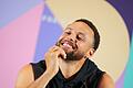 Paris 2024 - Basketball       -  Stephen Curry vor seiner Olympia-Premiere auf dem Podium in Paris.