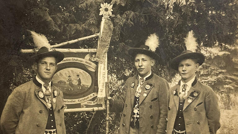 'Gebirgstrachtenerhaltungsverein Karlstadt D’lustigen Oberlandler'. Die Vereinsstandarte kostete 1927 20 RM.