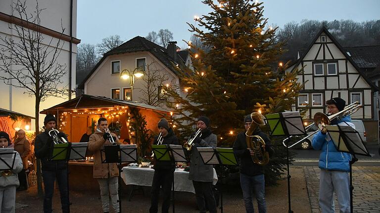 Am Sonntagnachmittag zogen einige Musiker der Partensteiner Musikanten die Zuhörer mit weihnachtlicher Blasmusik in ihren Bann.
