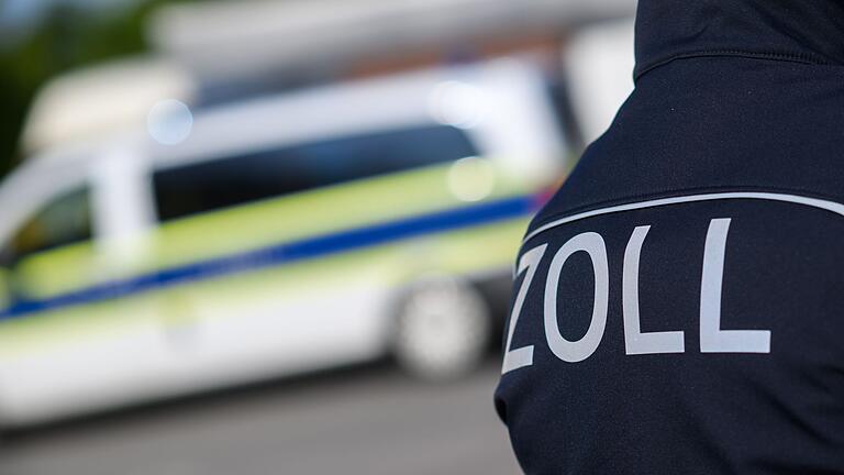 Zoll (Symbolbild)       -  Versteckt im Gastank des Pick-ups fanden Zollfahnder 16.200 Zigaretten. (Symbolbild)