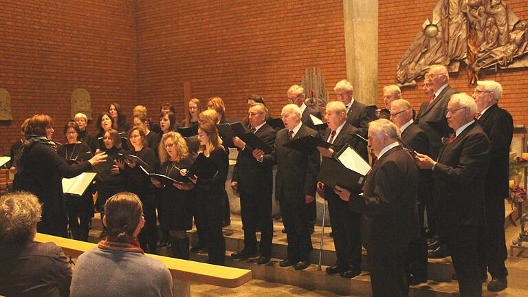 Im Bild die beiden Chöre des MGV (Männerchor und SingsalaSwing) beim gemeinsamen Schlusslied.