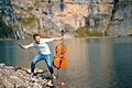Biobauernsohn wird mit Cello Social Media-Star       -  Der Schweizer Jodok Vuille spielt sein Cello an ungewöhnlichen Orten.