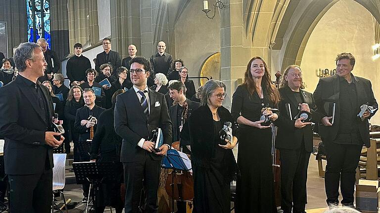 Die Solisten beim Applaus: neben Dirigent Christian Stegmann (links) Einspringer João Terleira, Tenor. Die Solisten beim Applaus: neben Dirigent Christian Stegmann (links) Einspringer João Terleira, Tenor.