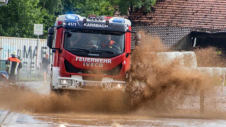 Ein schweres Gewitter mit Starkregen setzte am Samstagnachmittag mehrere Straßen im Karsbacher Ortsteil Heßdorf unter Wasser. Die Feuerwehren waren gefordert. Ein schweres Gewitter mit Starkregen setzte am Samstagnachmittag mehrere Straßen im Karsbacher Ortsteil Heßdorf unter Wasser. Die Feuerwehren waren gefordert.