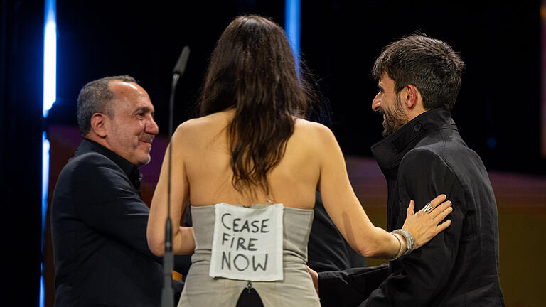 Berlinale 2024.jpeg - 'Cease Fire Now' (Jetzt Feuer einstellen) steht auf dem Rücken vom Jurymitglied Verena Paravel, während sie sich bei der Abschluss-Gala der Berlinale mit weiteren Festival-Teilnehmern bespricht. Berlinale 2024.jpeg - 'Cease Fire Now' (Jetzt Feuer einstellen) steht auf dem Rücken vom Jurymitglied Verena Paravel, während sie sich bei der Abschluss-Gala der Berlinale mit weiteren Festival-Teilnehmern bespricht.