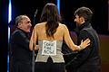 Berlinale 2024.jpeg       -  'Cease Fire Now' (Jetzt Feuer einstellen) steht auf dem Rücken vom Jurymitglied Verena Paravel, während sie sich bei der Abschluss-Gala der Berlinale mit weiteren Festival-Teilnehmern bespricht.