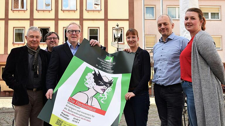 Freuen sich auf die Scherenburgfestspiele 2024 (von links): Musikarrangeur Walter Kiesbauer, Techniker Stefan Rümmer, Verwaltungsratsvorsitzender Hans Michelbach, Musiktheater-Regisseurin Annika Nitsch, musikalischer Leiter Michael Albert und Geschäftsführerin Isabell Lützler.