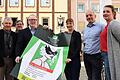 Freuen sich auf die Scherenburgfestspiele 2024 (von links): Musikarrangeur Walter Kiesbauer, Techniker Stefan Rümmer, Verwaltungsratsvorsitzender Hans Michelbach, Musiktheater-Regisseurin Annika Nitsch, musikalischer Leiter Michael Albert und Geschäftsführerin Isabell Lützler.