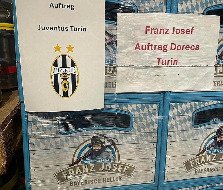 Die Paletten zum Export stehen hier schon bereit in Richtung Italien und dem Stadion von Juventus Turin. Die Paletten zum Export stehen hier schon bereit in Richtung Italien und dem Stadion von Juventus Turin.