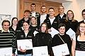 Beim Neujahrsempfang der Stadt Mellrichstadt wurden Bürgerinnen und Bürger für ihre besonderen Erfolge im Jahr 2024 ausgezeichnet. Bürgermeister Michael Kraus (rechts hinten) lobte die Leistungen, die die Stadt auf vielfältige Weise bereichern.