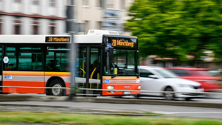 Am Hauptbahnhof in Würzburg befindet sich auch der Busbahnhof. Dort starten die Busse des ÖPNV in viele Richtungen der Region. Am Hauptbahnhof in Würzburg befindet sich auch der Busbahnhof. Dort starten die Busse des ÖPNV in viele Richtungen der Region.
