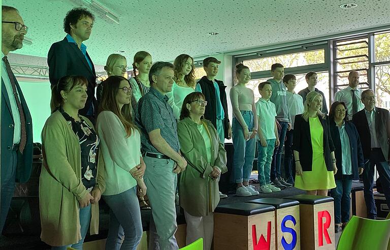 Alle am Projekt beteiligten, sowie Anna Stolz (vorne, Dritte von rechts), Ayfer Rethschulte (rechts daneben),&nbsp; Georg Harbauer (dahinter) und Karlheinz Lamprecht (links) bei der Abschlusspräsentation.